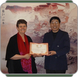 picture of Maria receiving another accolade from a Shandong dignatary